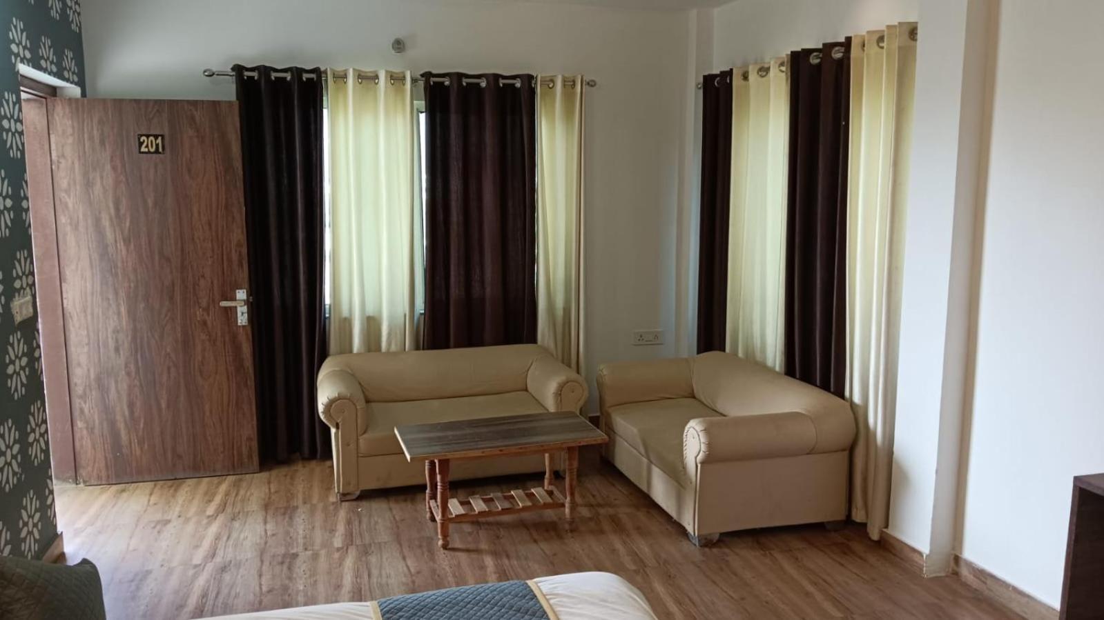 Hotel Amrit Resort Alwar Zewnętrze zdjęcie