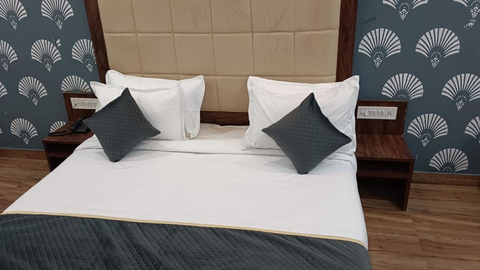 Hotel Amrit Resort Alwar Zewnętrze zdjęcie